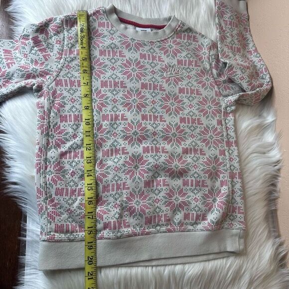 Nike Festive Sweatshirt Quilt Pattern Youth Size Medium - Picture 6 of 12